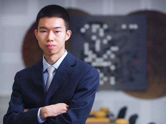 叶长云直接给他脑门甩了一巴掌，骂道：天天人模狗样的上学，上的还是最好的伊顿公学，你这学的都是他妈什么玩意儿。